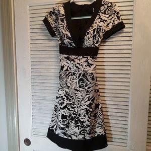 OCOC V-Neck Floral Knee Length Dress with Tie Belt. Size 2.
